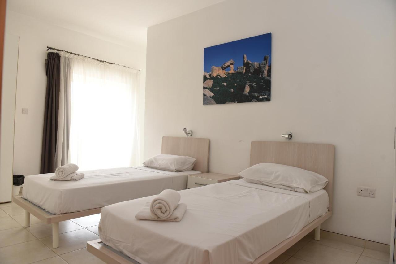 Hortensia 2 Bedroom Apartment St. Paul's Bay Buitenkant foto